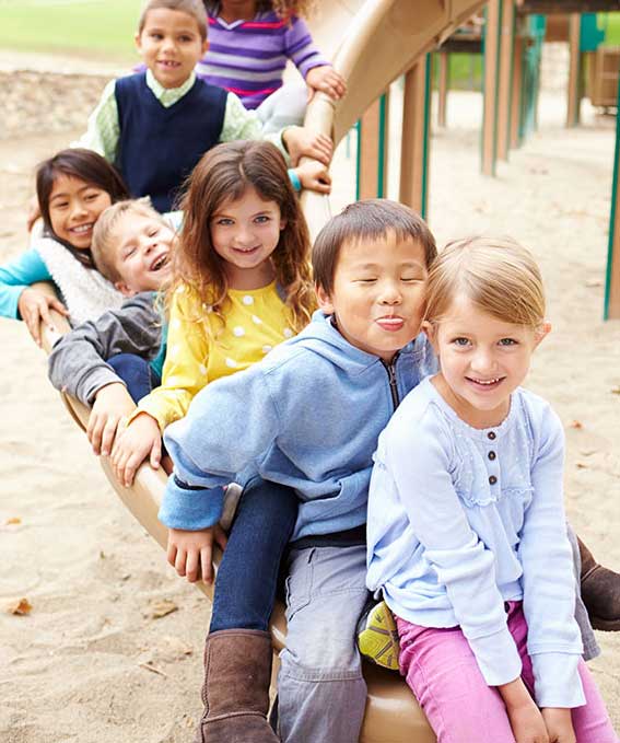 Kinder spielen gemeinsam