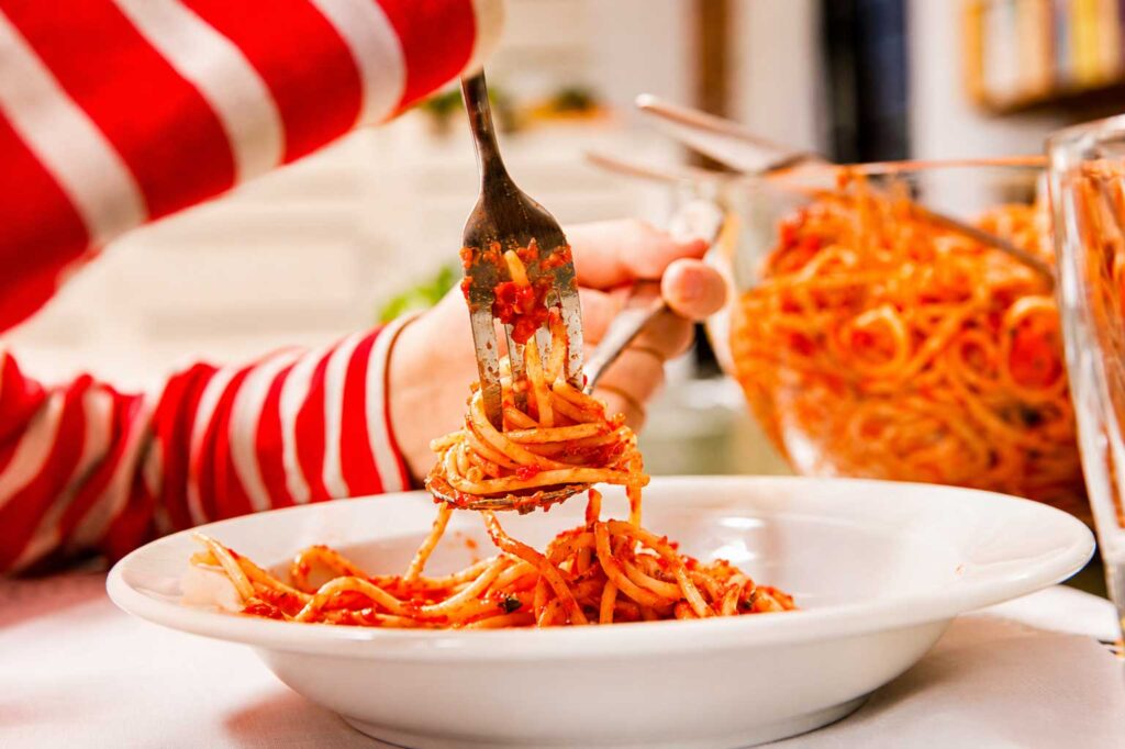 Mittagessen Kind isst Spaghetti