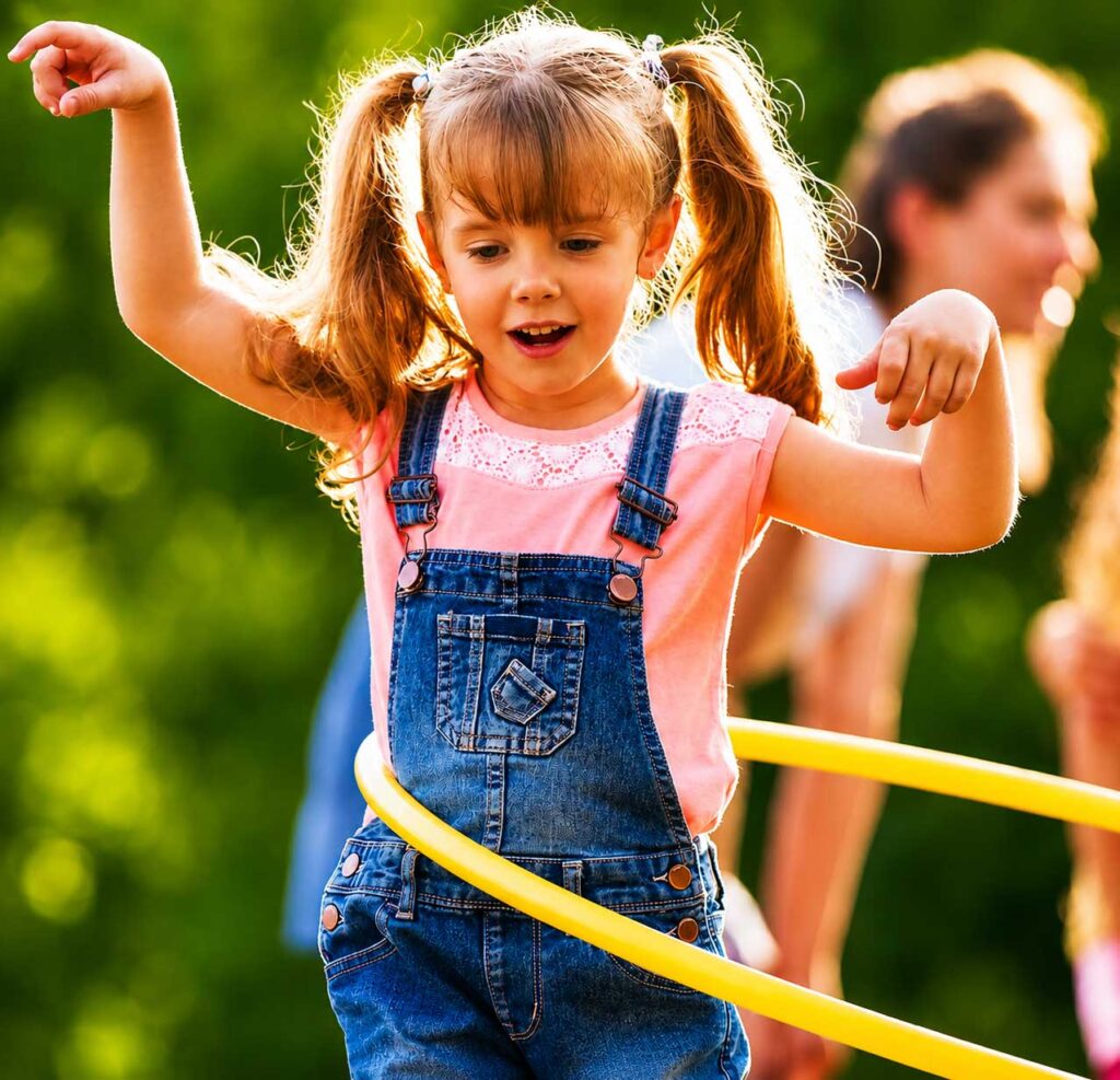 Kinder spielen gemeinsam