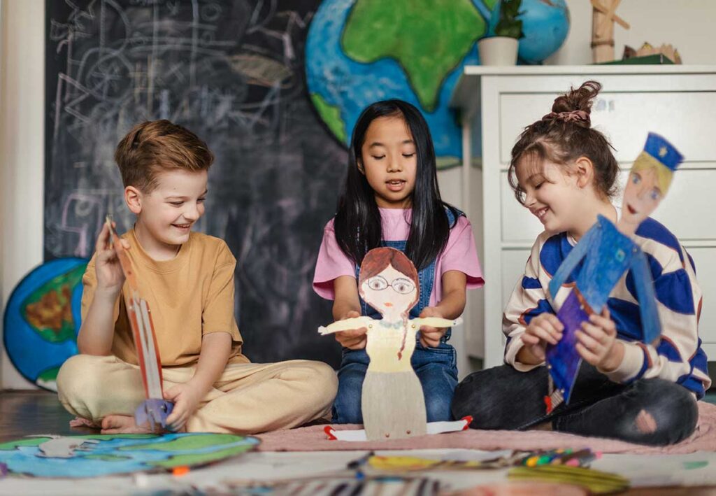 Kinder spielen gemeinsam